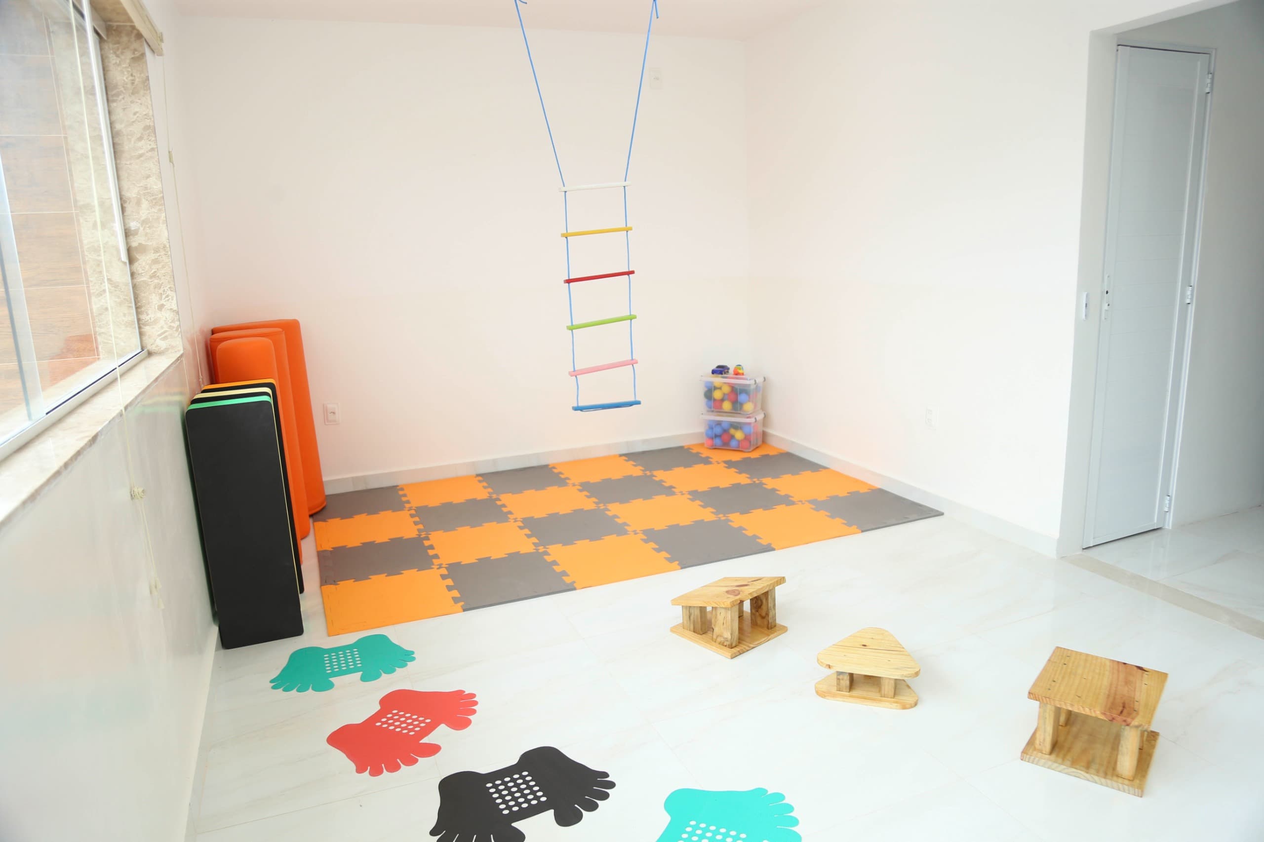 Sala de atividades motoras com circuito infantil