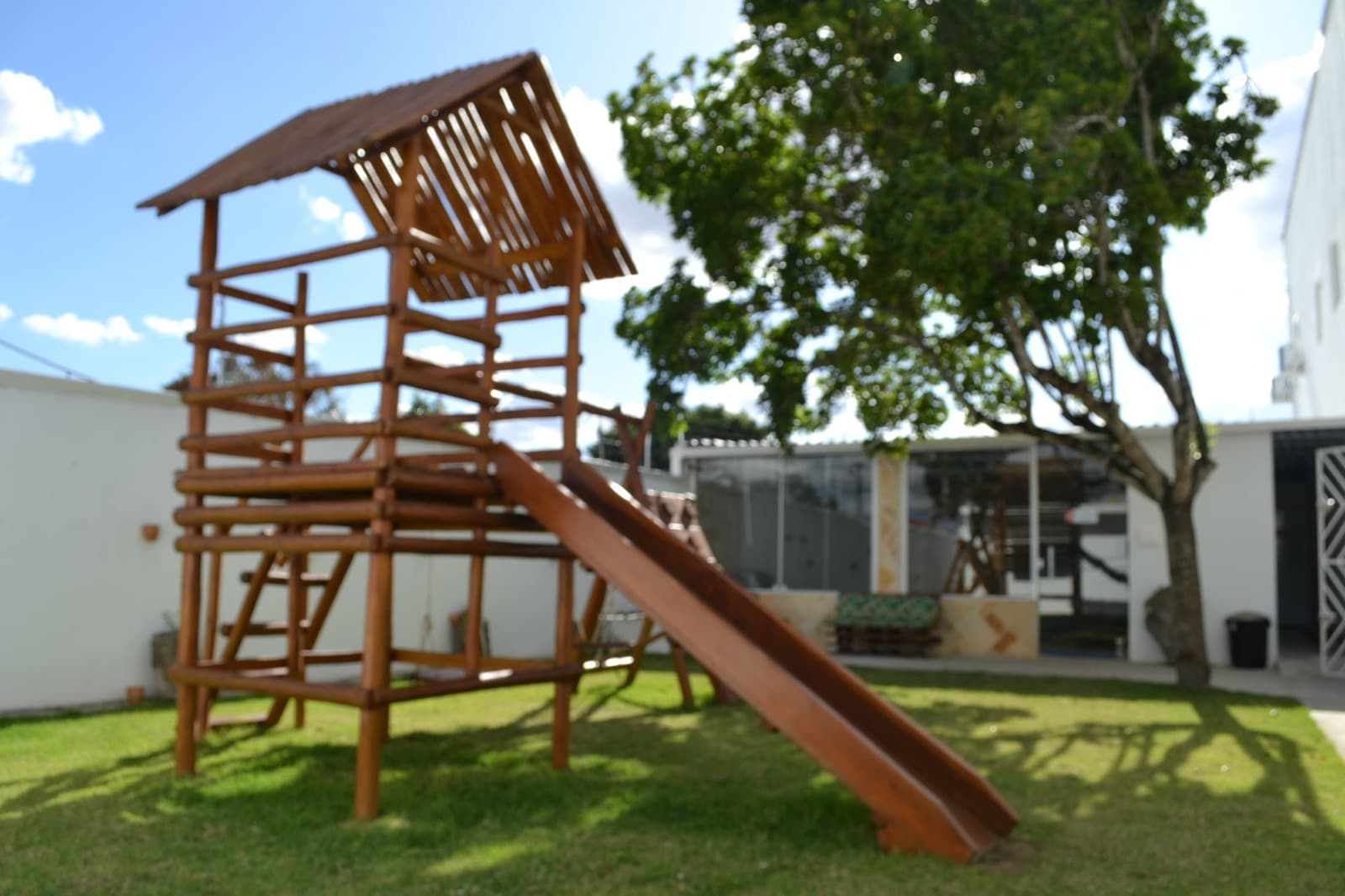 Área externa com playground de madeira